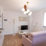 Lora Flowers Suite 5, Free Private Parking