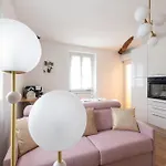 Lora Flowers Suite 5, Free Private Parking