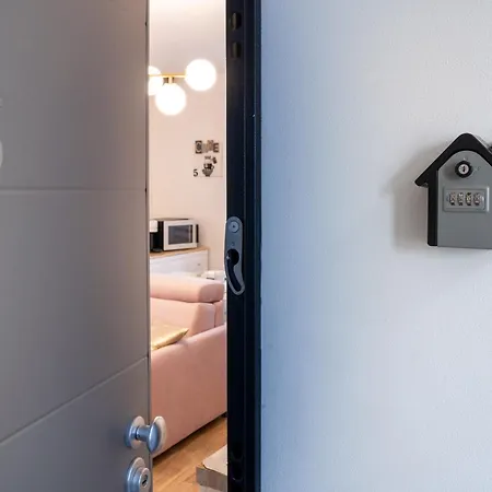 Lora Luxury 5, Free Private Parking, Self Check In, Air Conditioner Apartment *