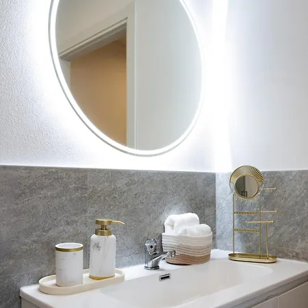 Lora Luxury 5, Free Private Parking, Self Check In, Air Conditioner Apartment *