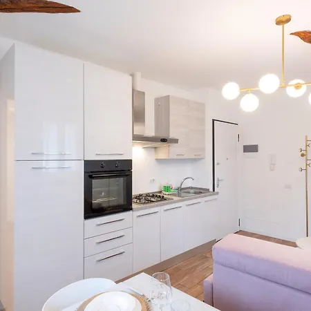 Lora Flowers Suite, Free Parking,self Check In, 5 Apartment Como